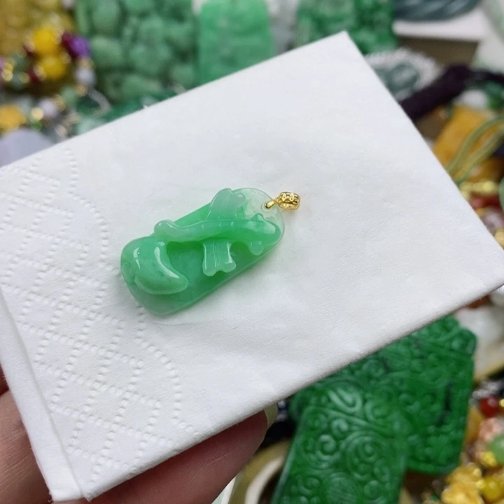 翡翠吊坠(赠链)未镶嵌