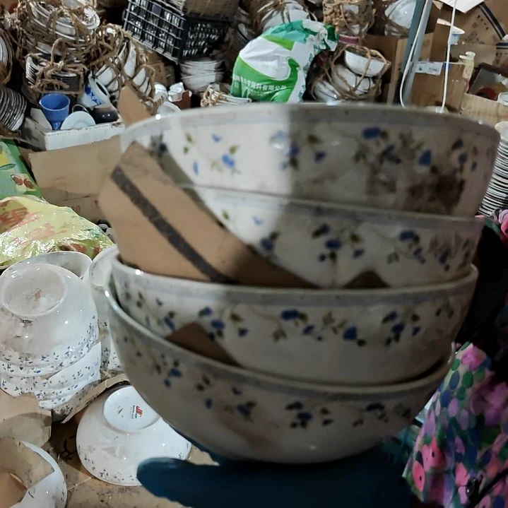 摆件盘子碗茶壶啥都有