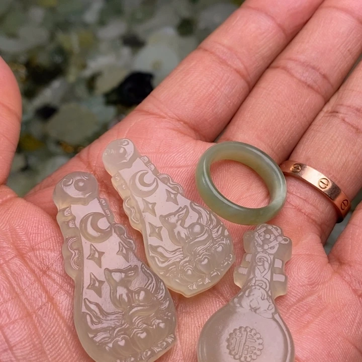 蛇纹石玉颈饰合金89