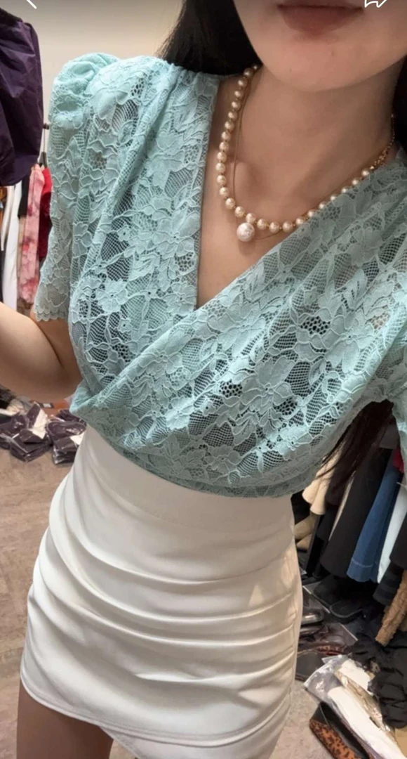 赵小姐家性感V领交叉蕾丝上衣