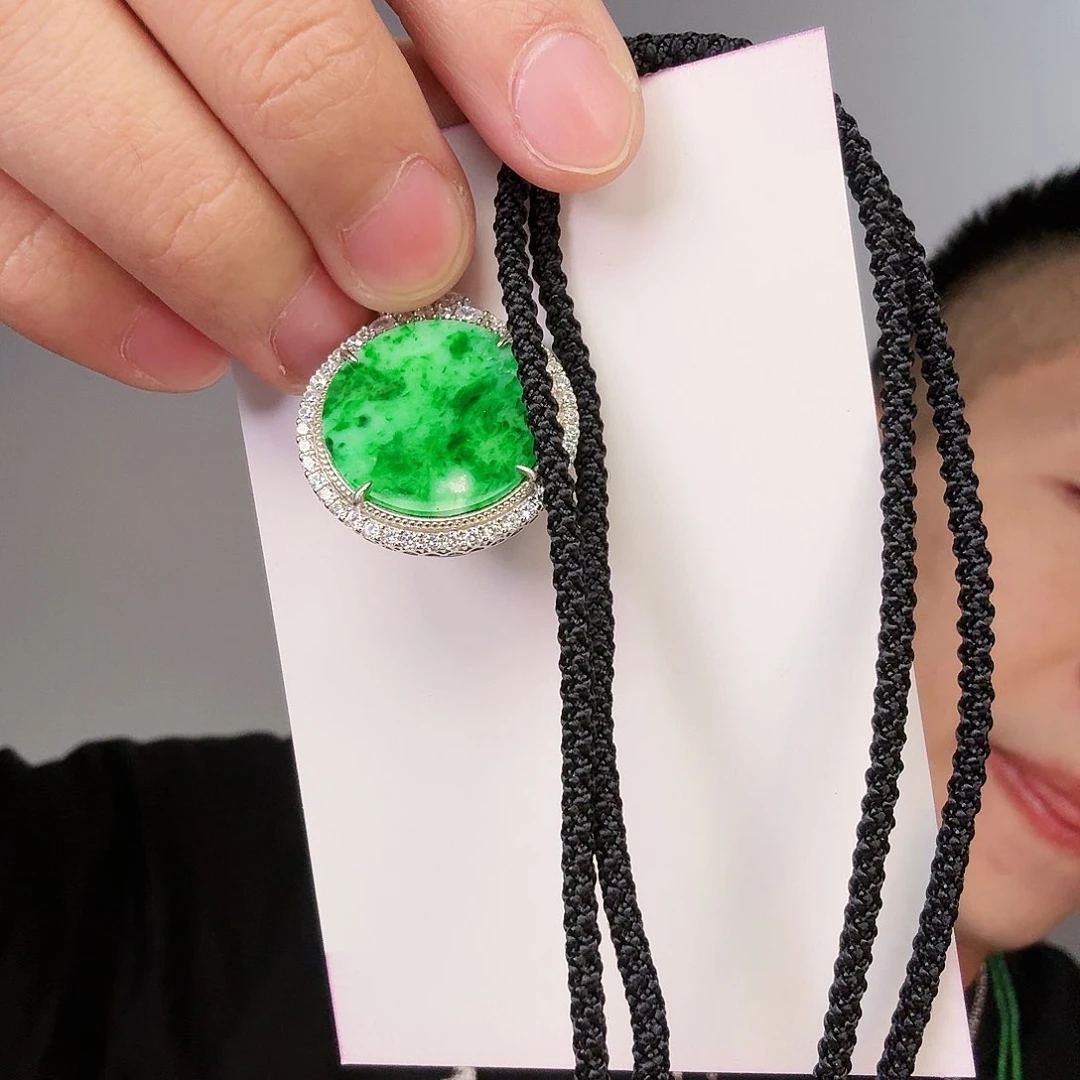 翡翠颈饰未镶嵌一件