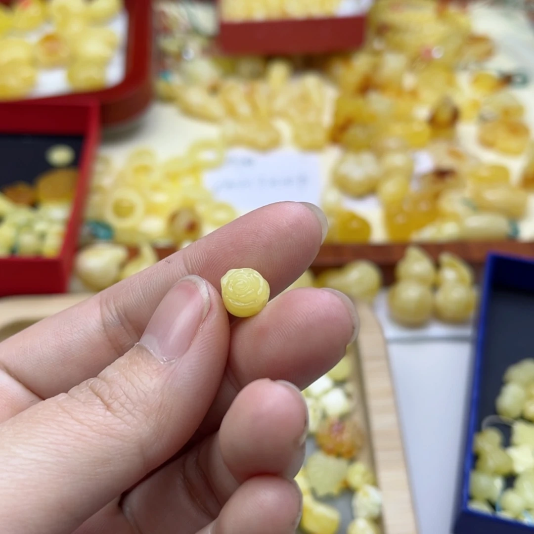 【闪购商品】蜜蜡裸石未镶嵌宛**初配饰