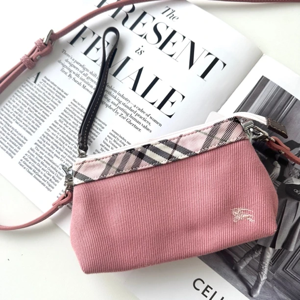 95新 BURBERRY/博柏利 XM/藕粉刺绣战马手拿改斜挎包ZG02206057特