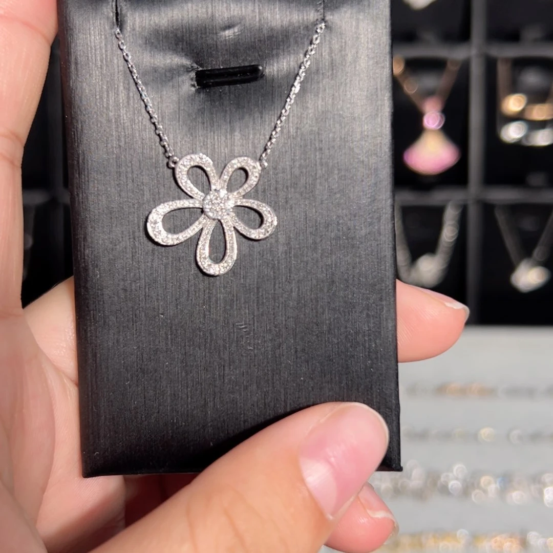 颈饰铂Pt950镶嵌钻石格桑花项链