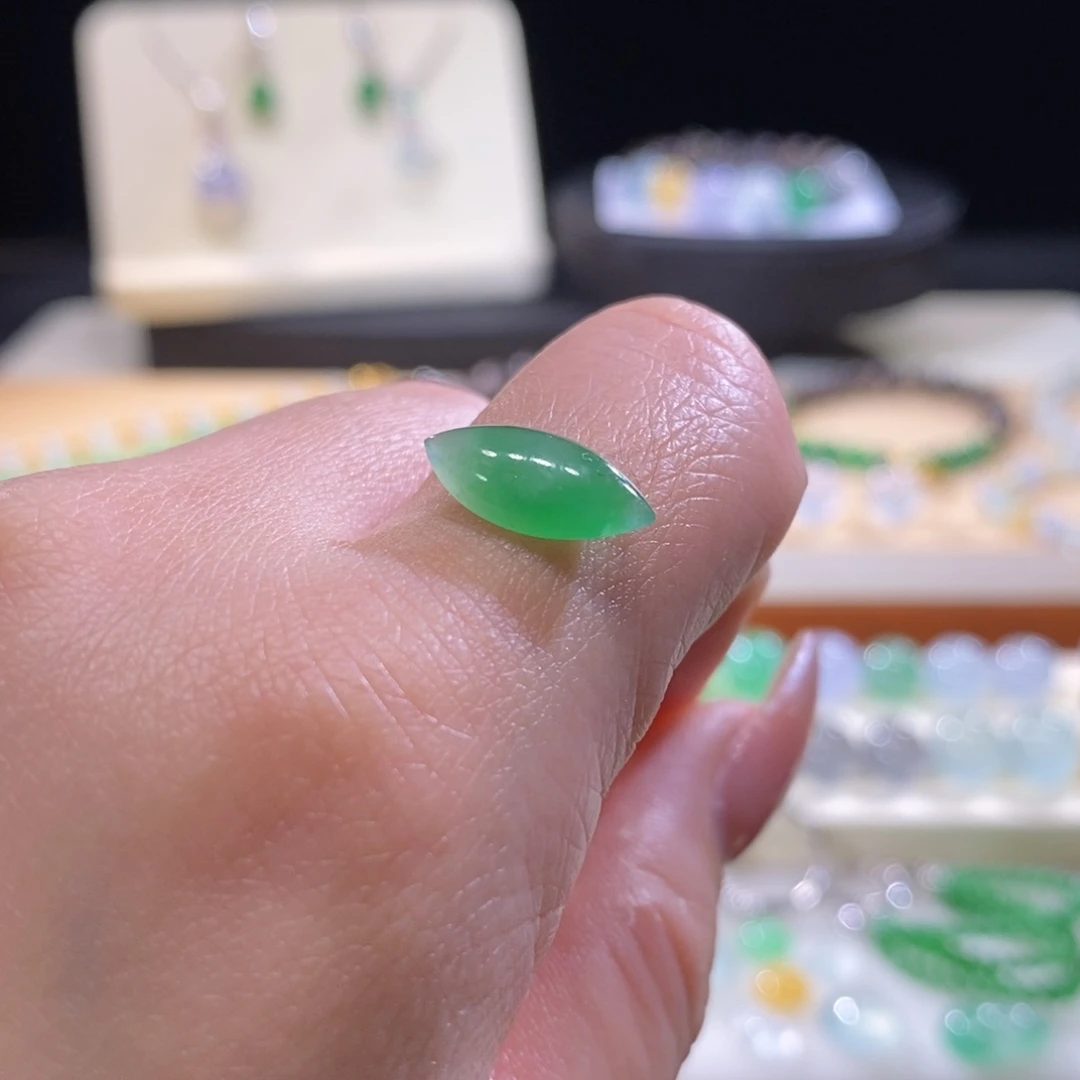 翡翠未镶嵌颈饰翡翠冰阳绿随形