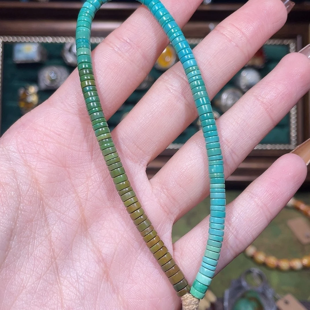 绿松石未镶嵌手串手持