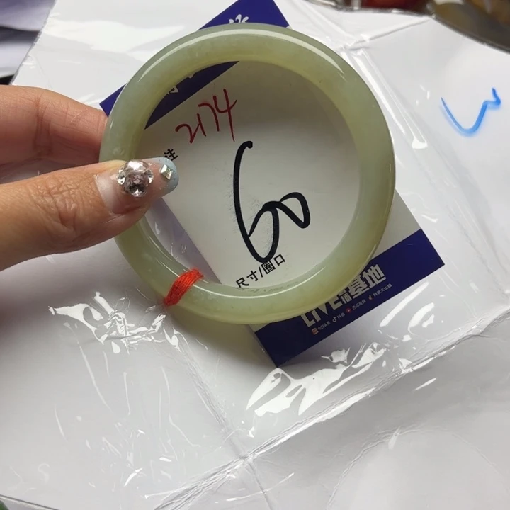 和田玉手镯未镶嵌荼***年