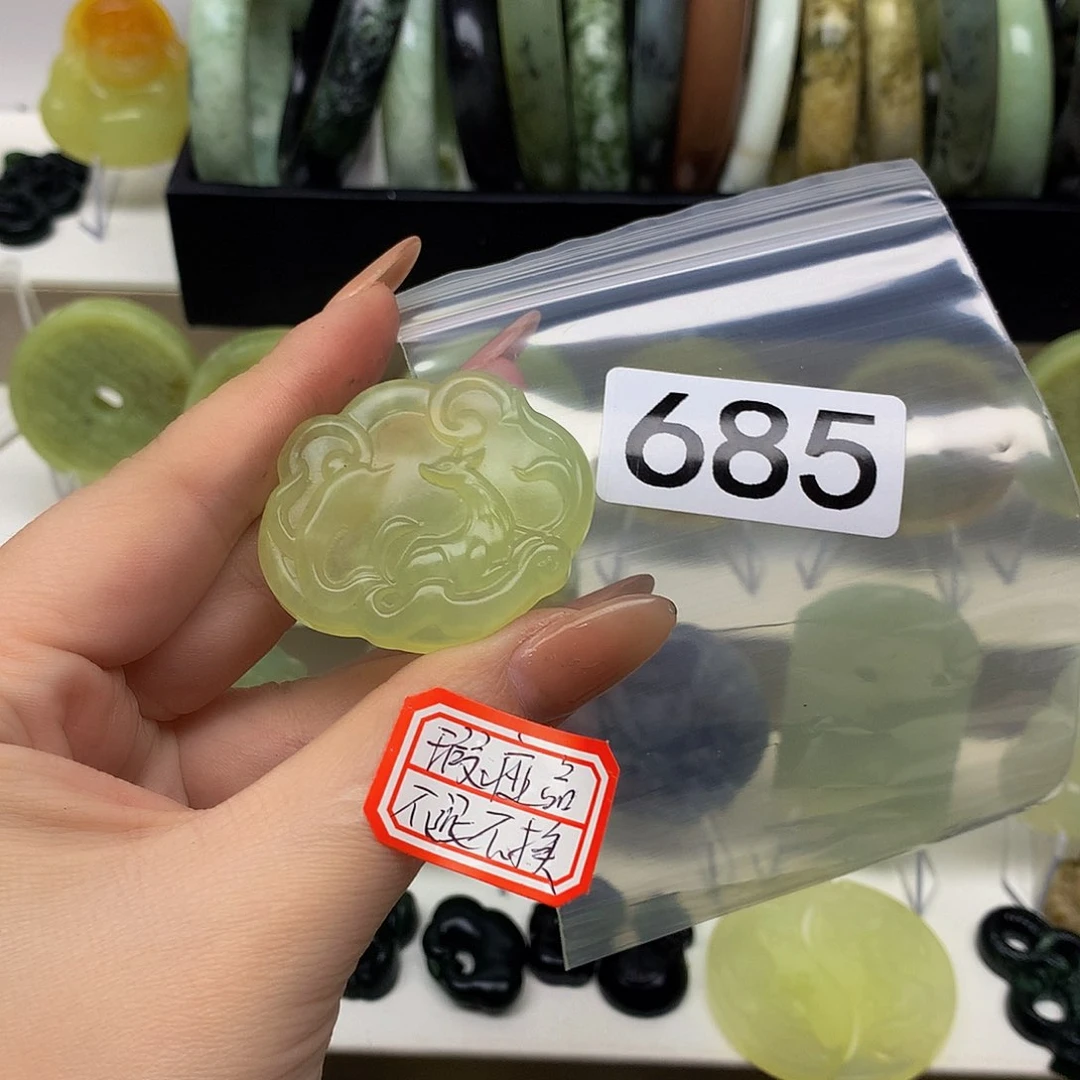 蛇纹石玉颈饰未镶嵌伊*