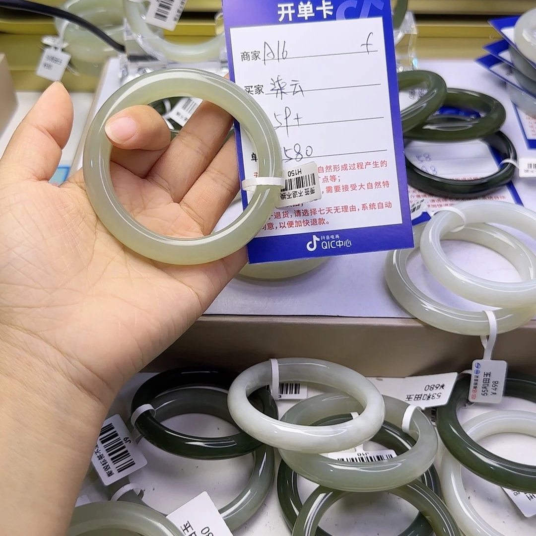 柒***云未镶嵌手镯和田玉