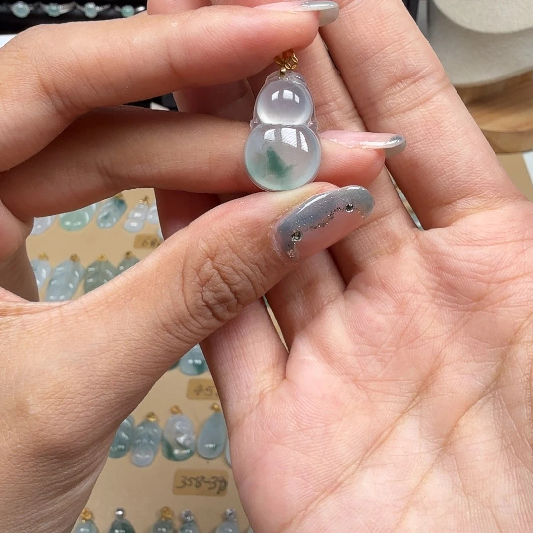 冷***知翡翠18K金镶嵌颈饰