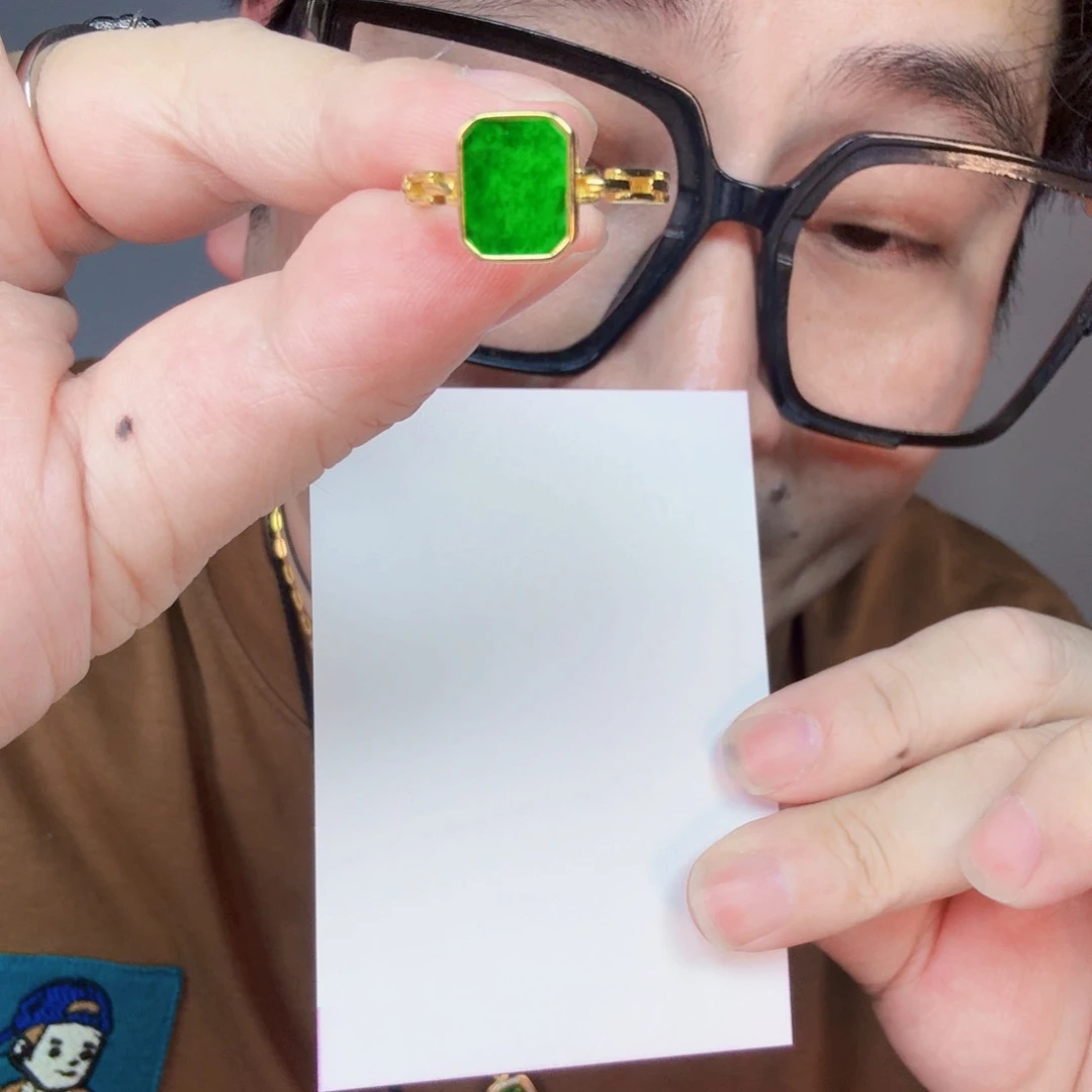 翡翠未镶嵌颈饰一件