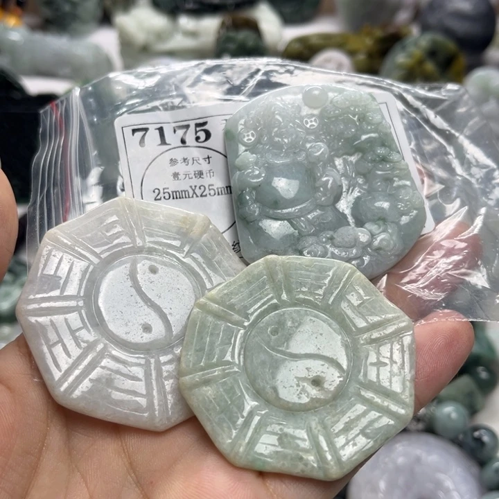 翡翠未镶嵌颈饰7175瑕疵