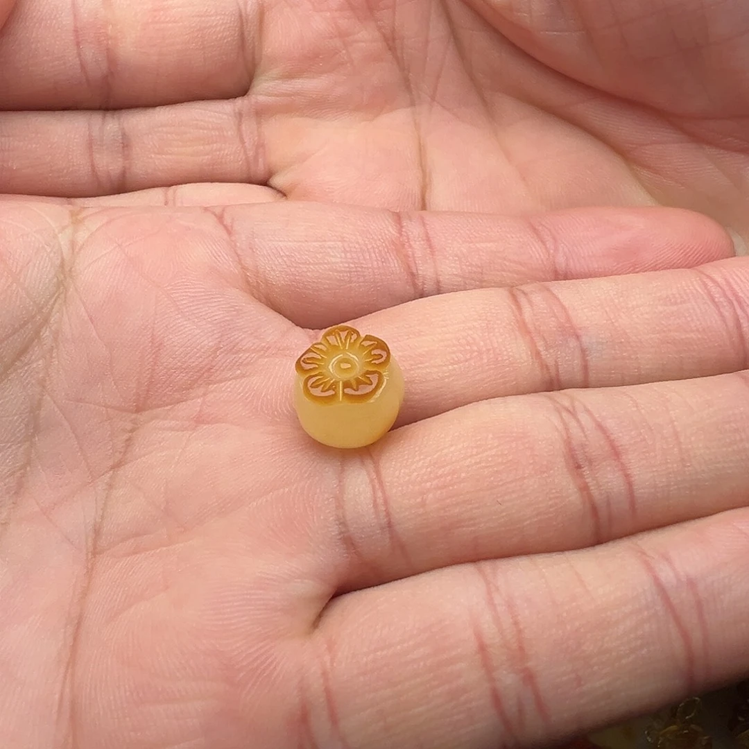 蜜蜡未镶嵌颈饰小柿子（打孔不退换）