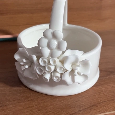 白瓷蔡*汐团团花提篮