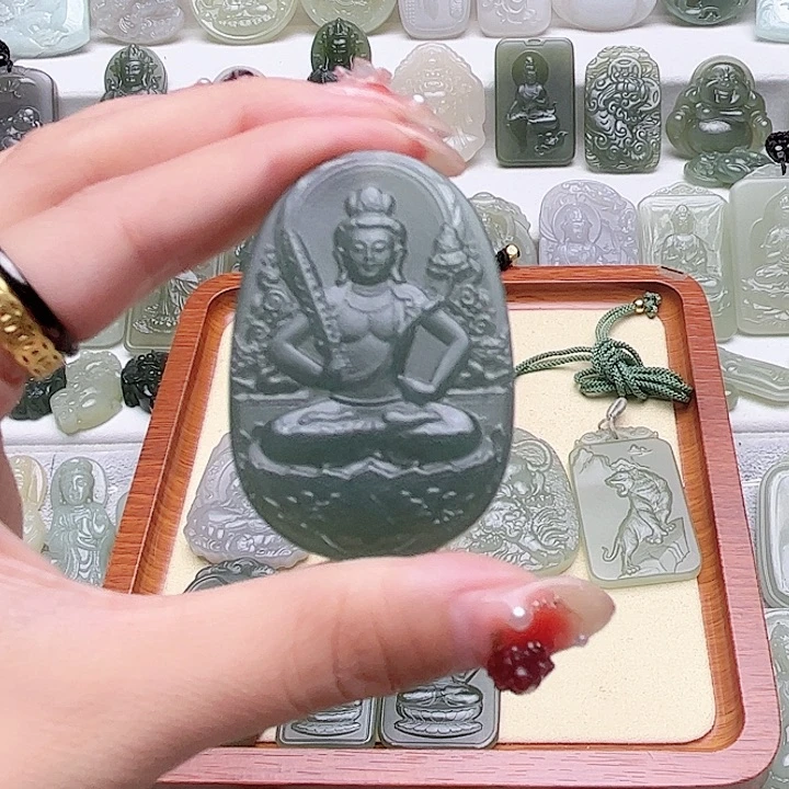 張***。颈饰未镶嵌和田玉