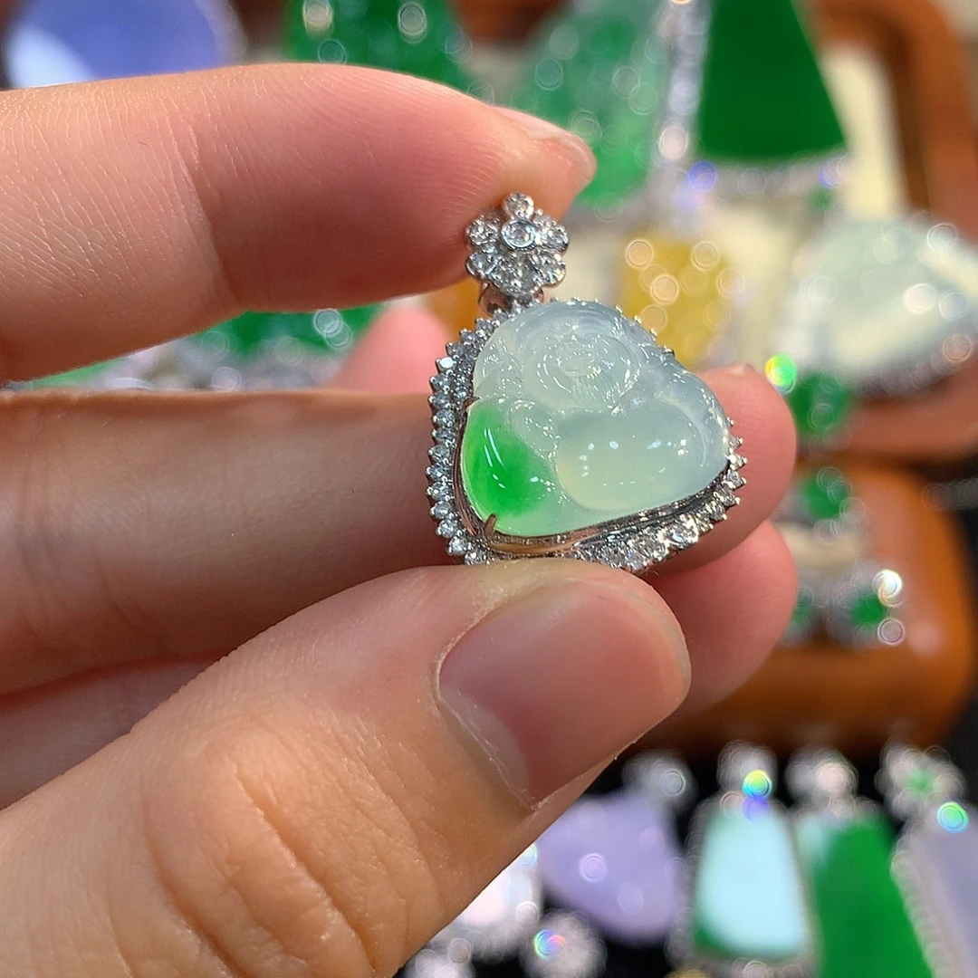 翡翠18K金镶嵌颈饰财神