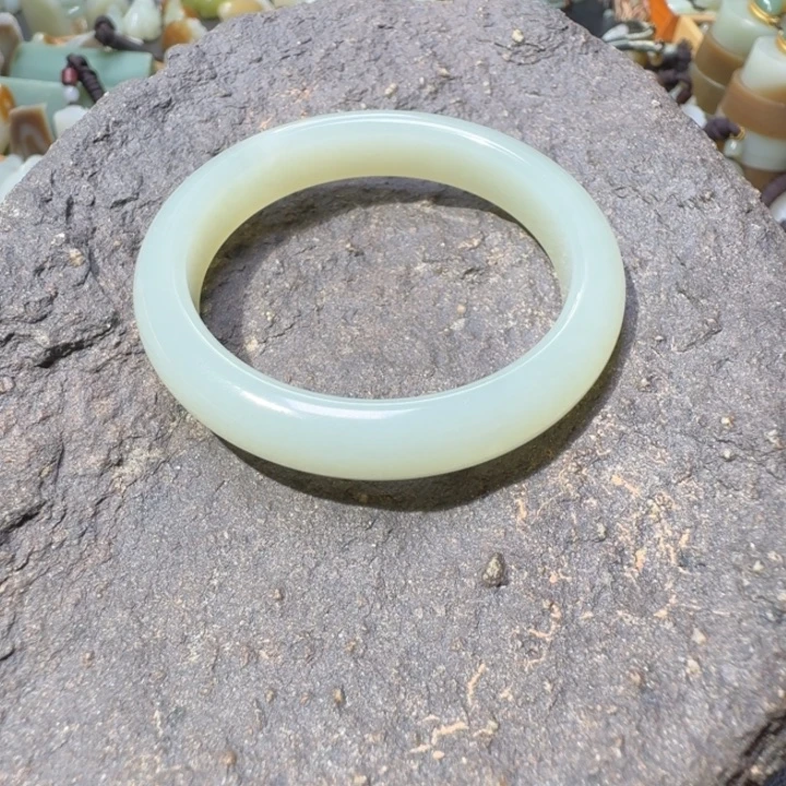 和田玉未镶嵌手镯