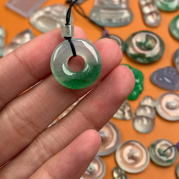 翡翠挂件未镶嵌….