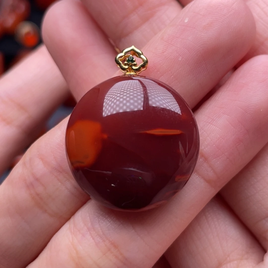 南红玛瑙18K金镶嵌珠宝奇石圆牌吊坠