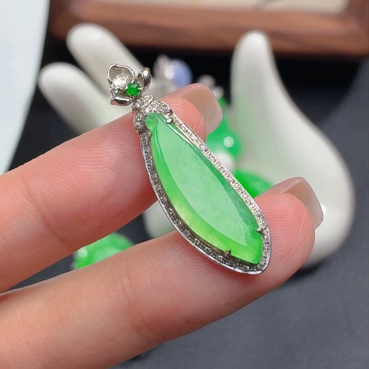 颈饰18K金镶嵌翡翠