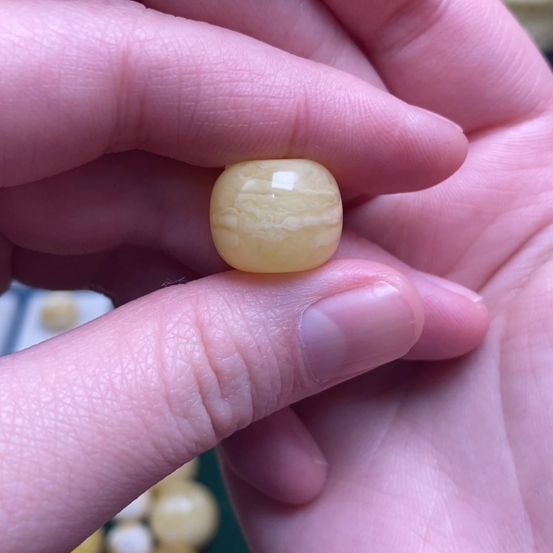 熊***贝蜜蜡未镶嵌珠宝奇石