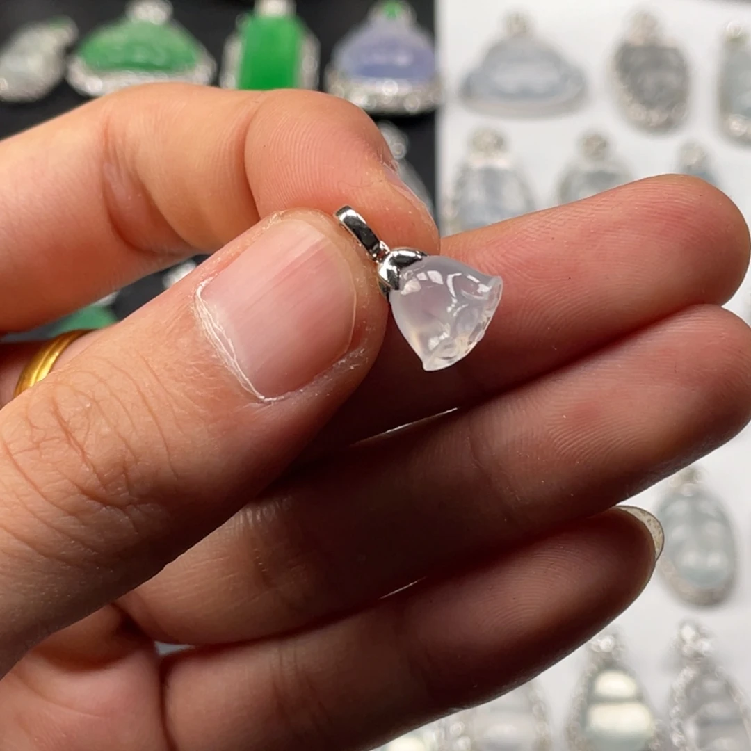 翡翠18K金镶嵌颈饰莲蓬