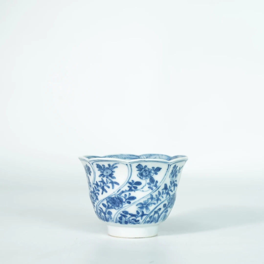 LABC251020044【十竹斋】清康熙向阳花开窗青花葵口杯