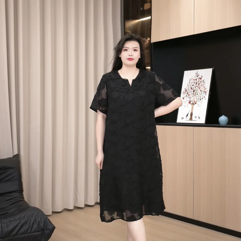 胖依依大码女装2025新款宽松黑色气质V领显瘦遮肉连衣裙ZB5905