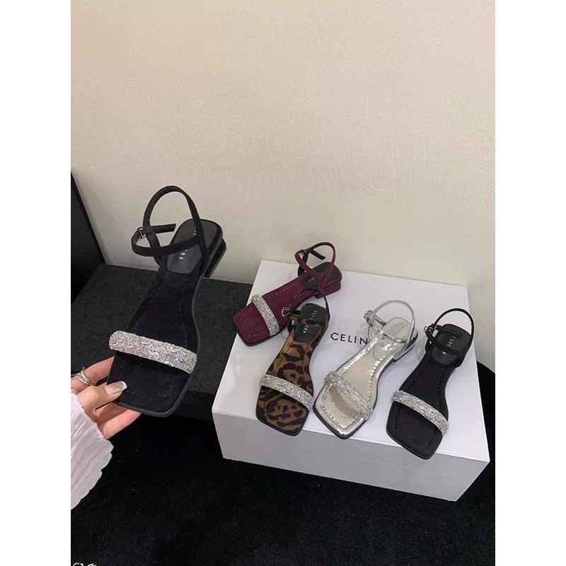 美猫汇真皮底轻奢水钻配裙子的凉鞋女夏新款一字带粗跟露趾老钱风