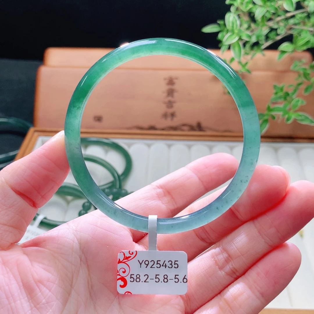 未镶嵌手镯（圆镯）翡翠