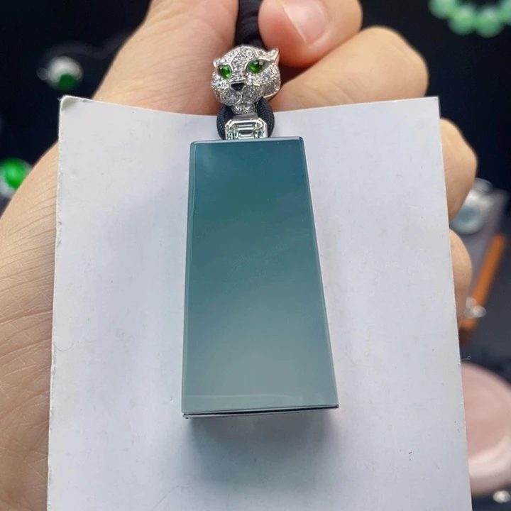翡翠18K金镶嵌颈饰无事牌