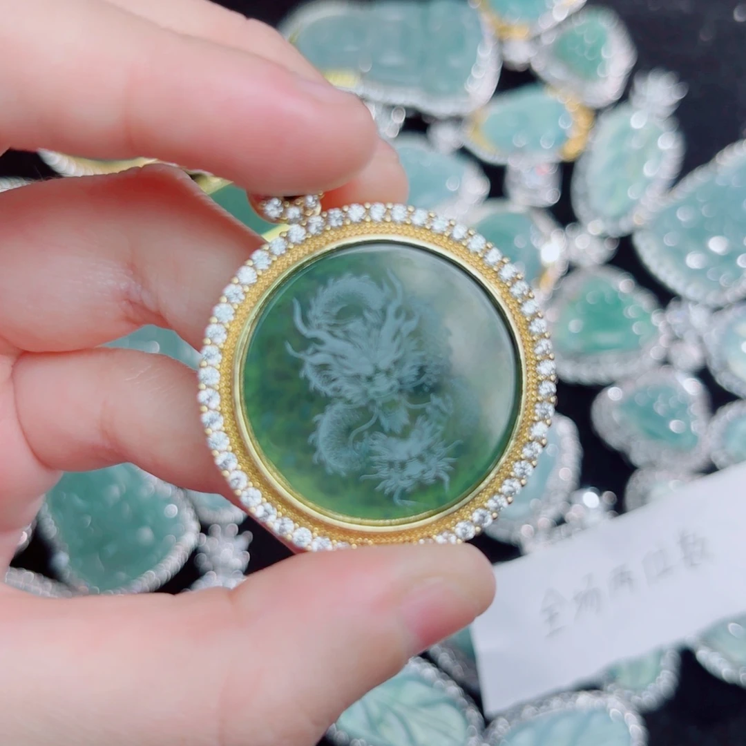 翡翠颈饰未镶嵌龙牌