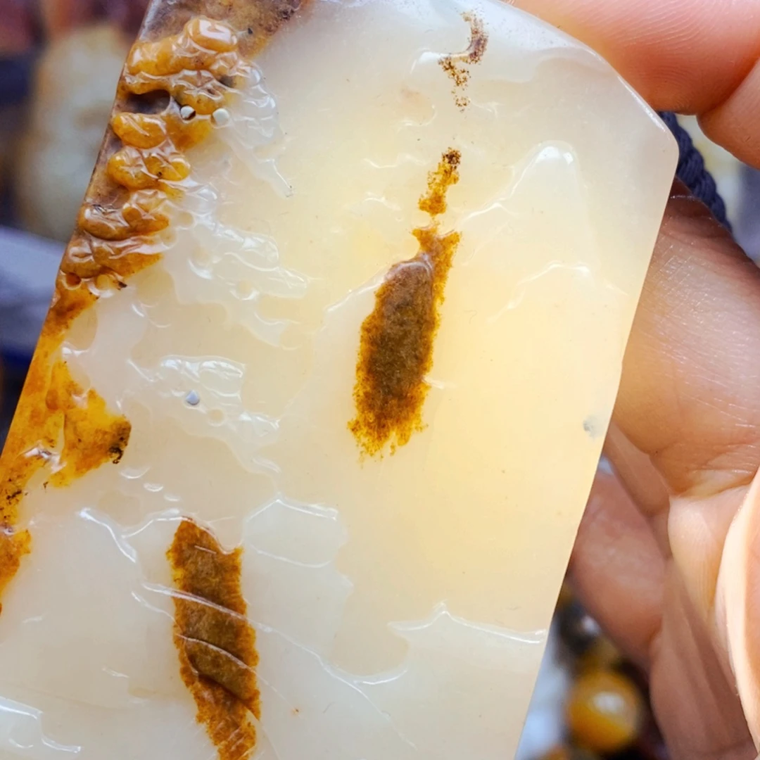 石英质玉（黄龙玉）未镶嵌颈饰