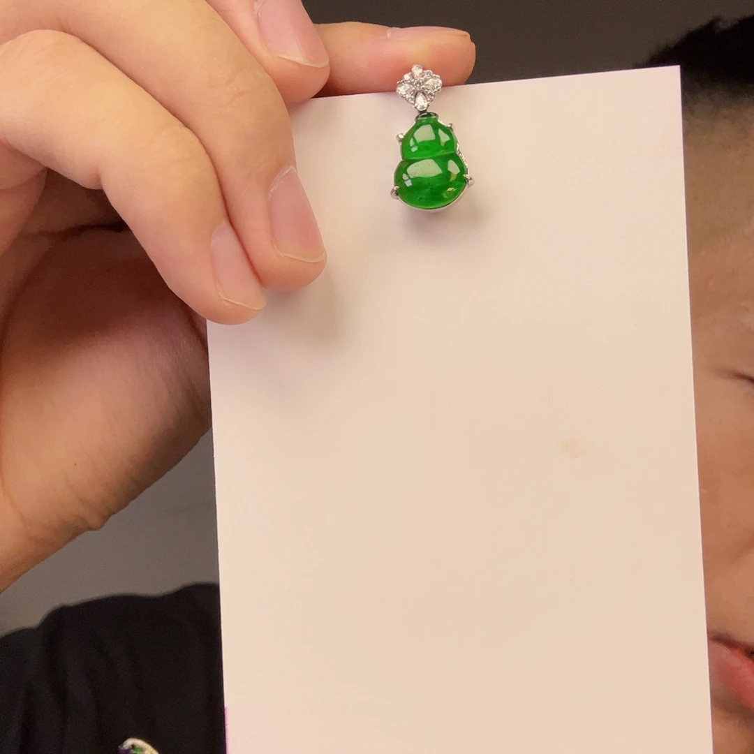 未镶嵌挂件翡翠一件