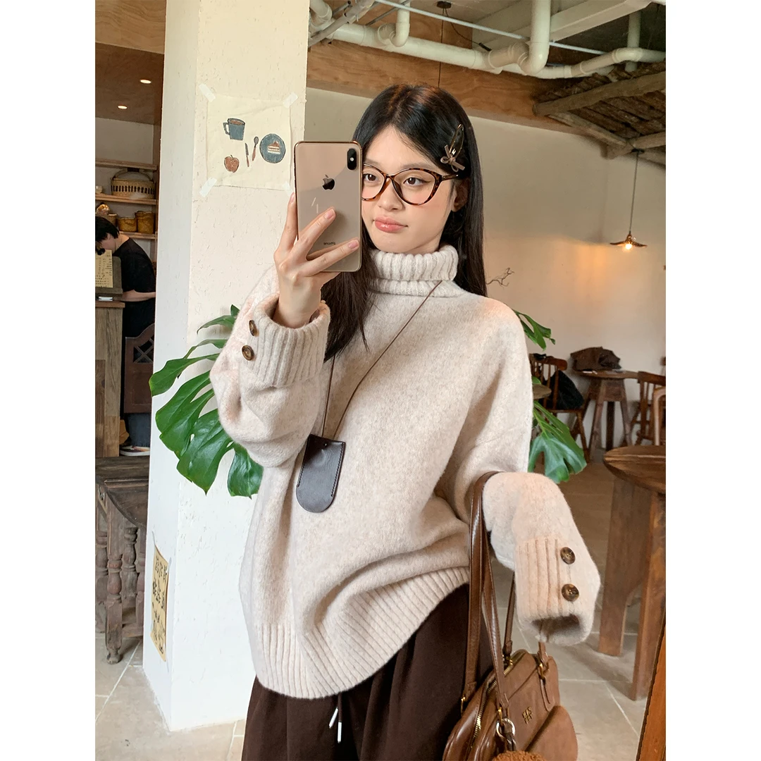 宋正恩10/13【燕麦手袖纽扣装饰高领毛衣】ST2355