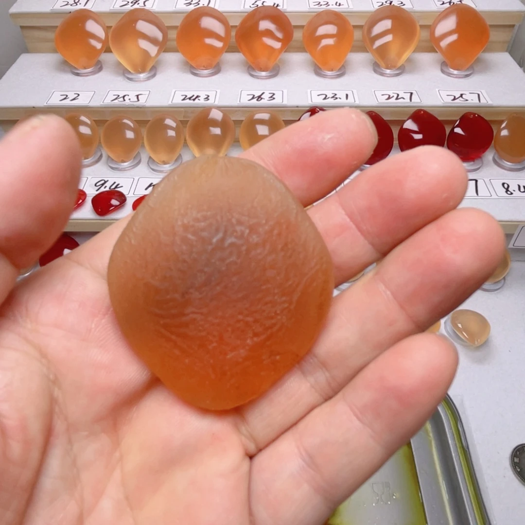 只买单纯的吊坠，没带链子，属的性质。青鱼石原石18+