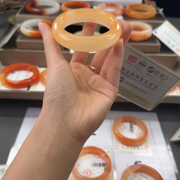 晓***霞石英质玉（黄龙玉）合金手镯