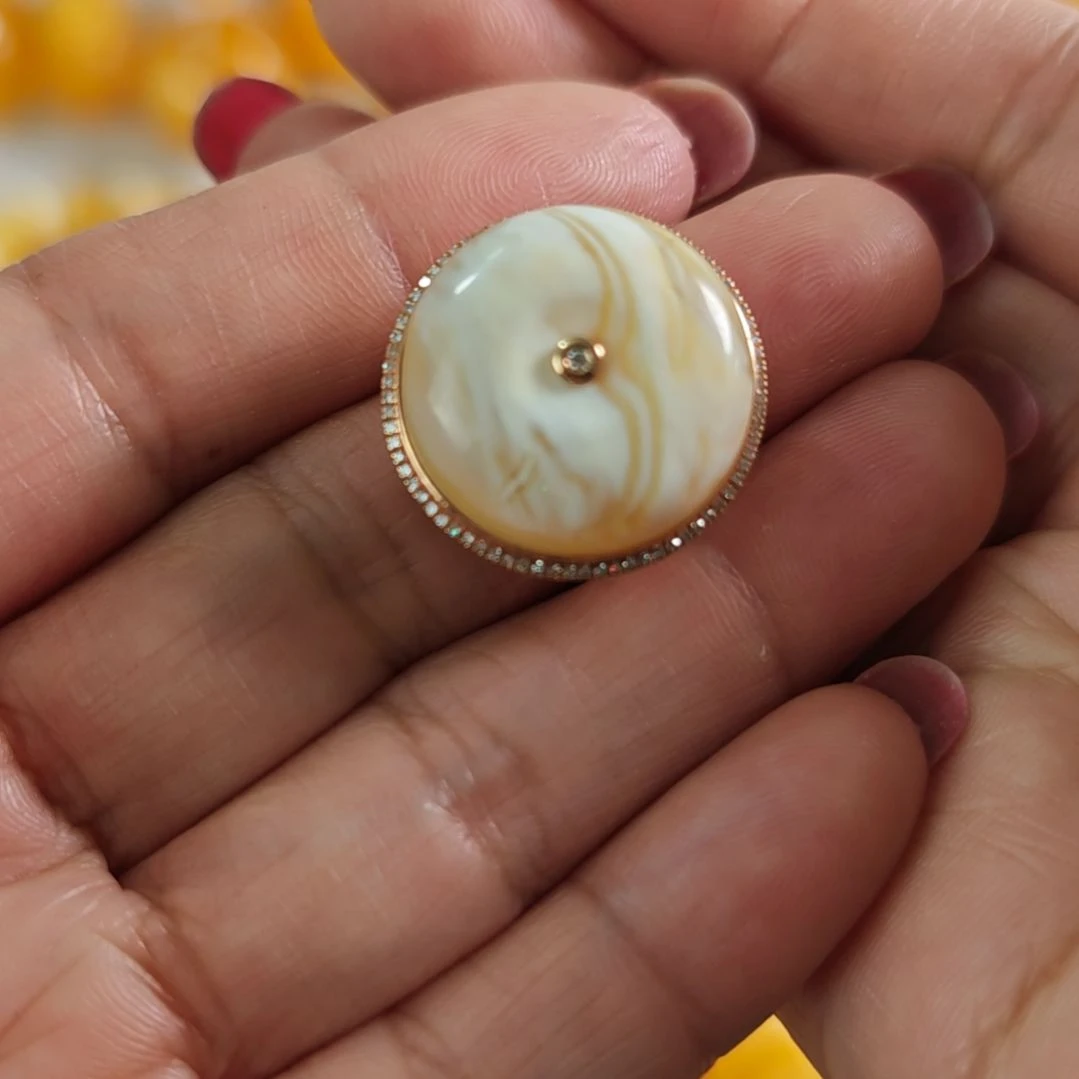 18K金镶嵌蜜蜡戒指