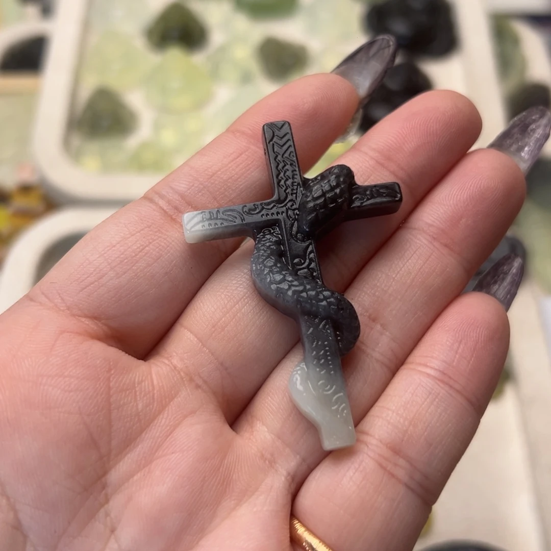 蛇纹石玉颈饰合金