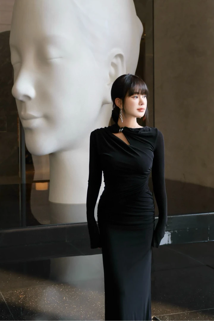 M517金属扣不对称褶皱高领修身连衣裙礼服