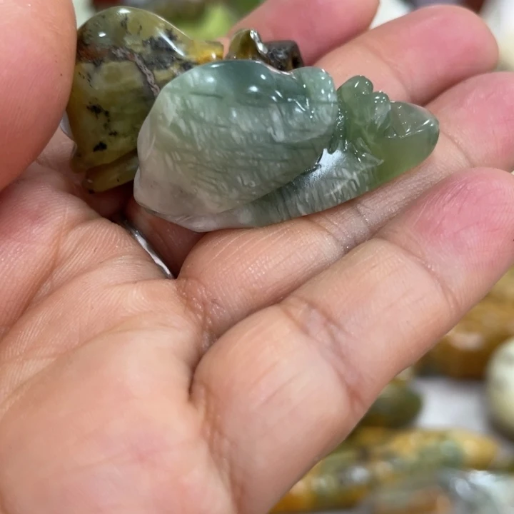 蛇纹石玉未镶嵌珠宝奇石