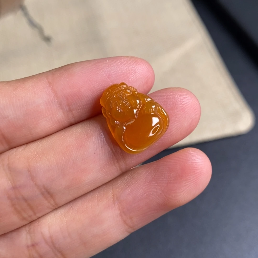 翡翠未镶嵌颈饰财哥天然红