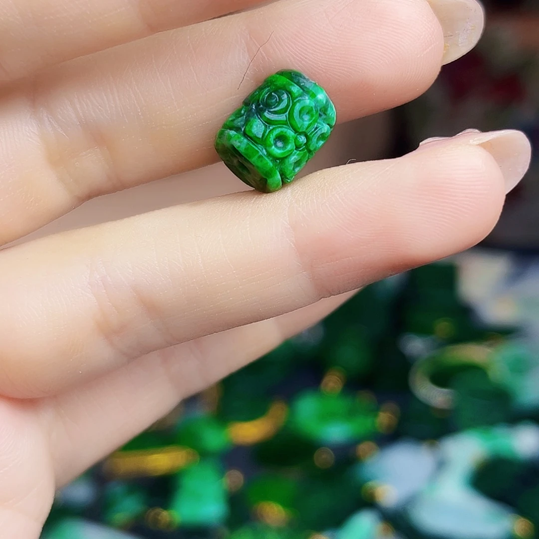 翡翠未镶嵌颈饰多样性