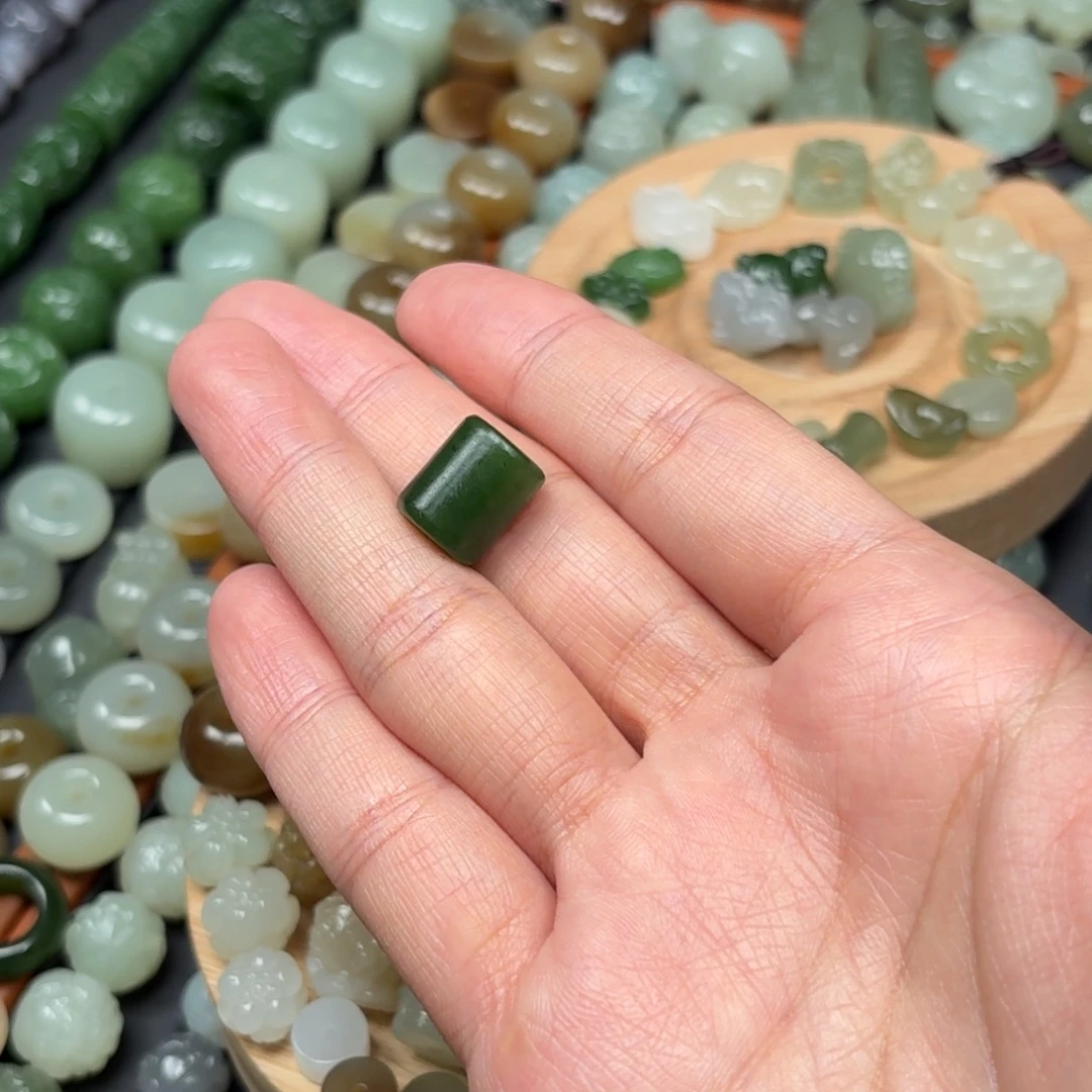 三***喵和田玉未镶嵌颈饰