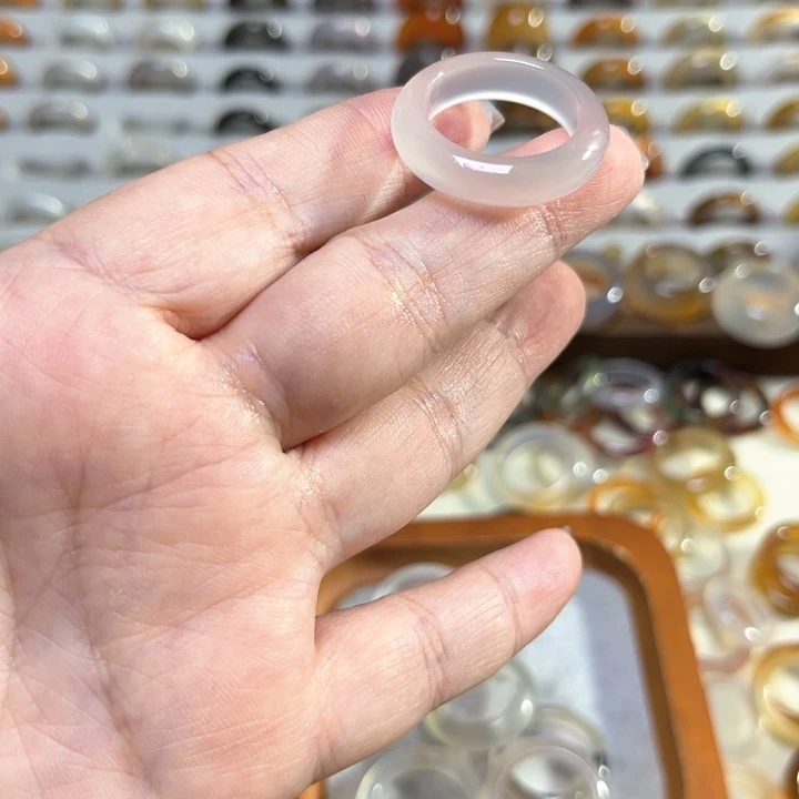 玛瑙/玉髓戒指未镶嵌陳*。