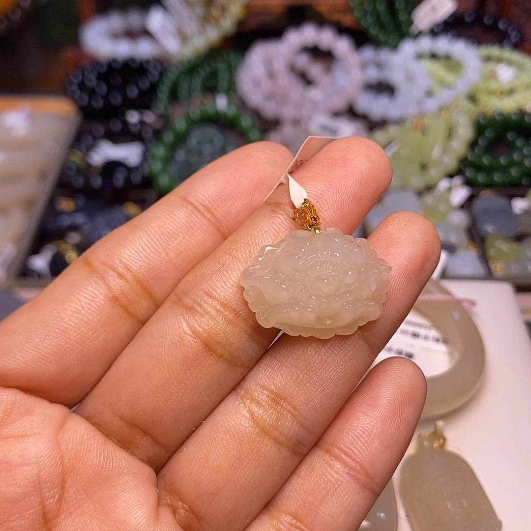 和田玉未镶嵌颈饰藕粉老矿料金镶牡丹花