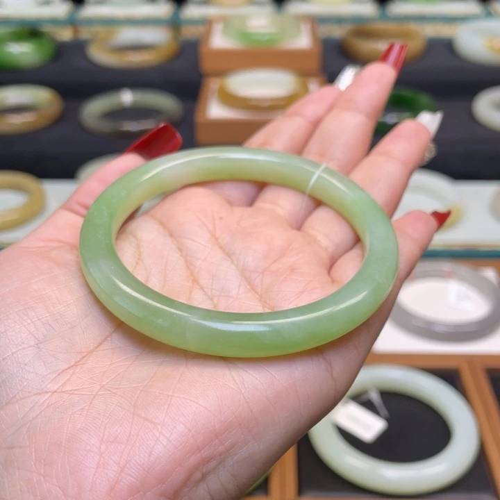 和田玉手镯未镶嵌阳**媚58