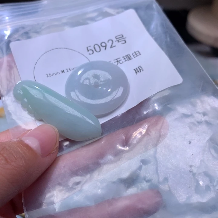 翡翠未镶嵌颈饰挂件