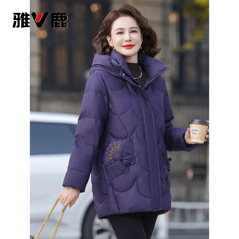 雅鹿2025年妈妈装中长款加厚90绒羽绒服新款中老年洋气白鸭绒冬装