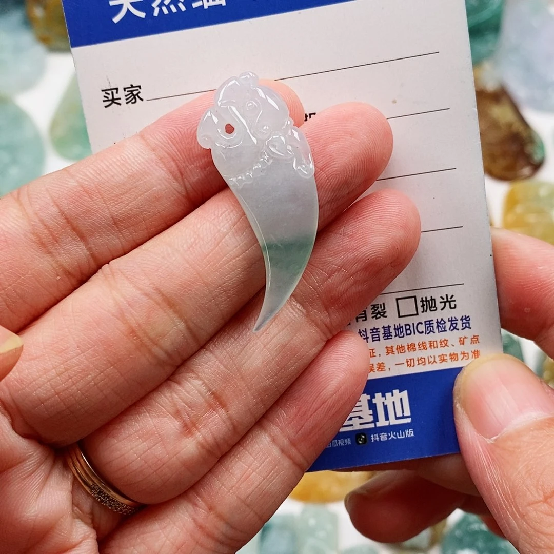 翡翠未镶嵌颈饰龙牙